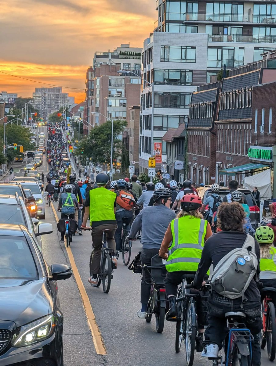 TheBikingLawyer's tweet photo. On Friday night nearly 1000 people on bikes rode west to the site of Ford's first incoming bike lane removals, Bloor just east of Islington. 

Strength in numbers. #criticalmass https://t.co/eOjdUH7Woo