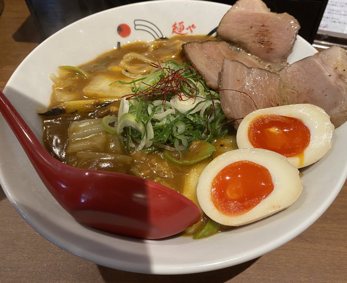 silentbommer's tweet photo. 麺やaubeさん
約2年とちょっとありがとうございました。

初めて黒食べた時の衝撃、初めてリゾットにした日の背徳感、ラーメンの話をした日、新作を試食感覚で毎回食べては話して…短いようで長かったように感じます。

またいつか会えると信じてます。
最終日も行けないままお別れでごめんなさい。 https://t.co/6tSMniWQpJ
