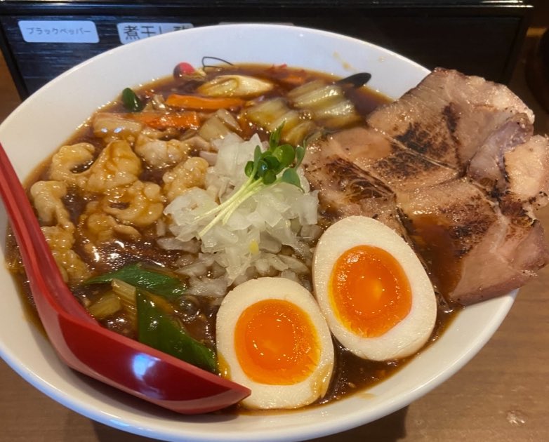 silentbommer's tweet photo. 麺やaubeさん
約2年とちょっとありがとうございました。

初めて黒食べた時の衝撃、初めてリゾットにした日の背徳感、ラーメンの話をした日、新作を試食感覚で毎回食べては話して…短いようで長かったように感じます。

またいつか会えると信じてます。
最終日も行けないままお別れでごめんなさい。 https://t.co/6tSMniWQpJ