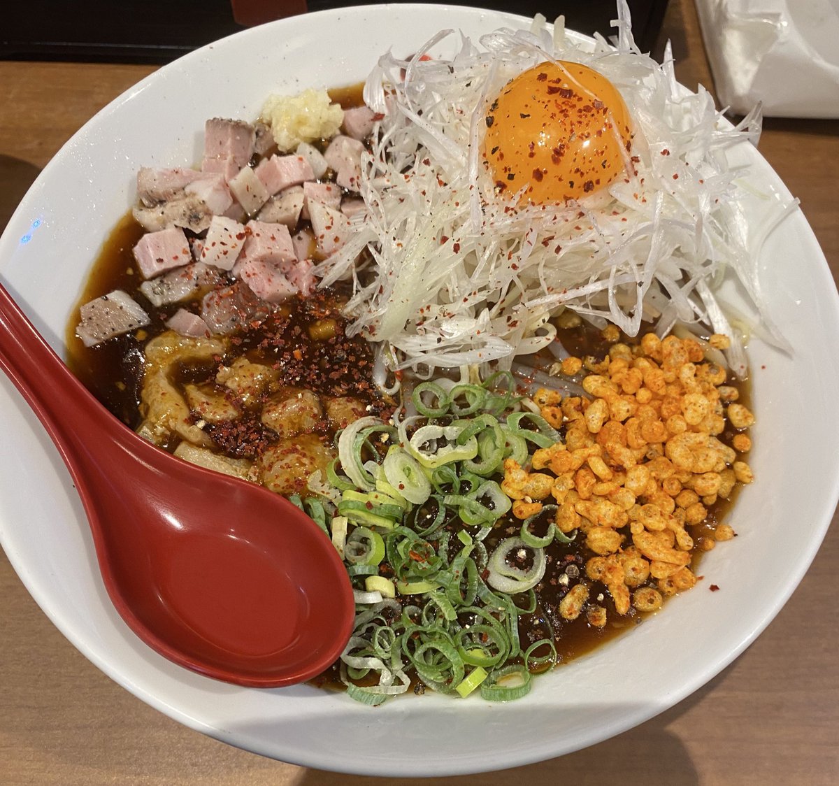 silentbommer's tweet photo. 麺やaubeさん
約2年とちょっとありがとうございました。

初めて黒食べた時の衝撃、初めてリゾットにした日の背徳感、ラーメンの話をした日、新作を試食感覚で毎回食べては話して…短いようで長かったように感じます。

またいつか会えると信じてます。
最終日も行けないままお別れでごめんなさい。 https://t.co/6tSMniWQpJ