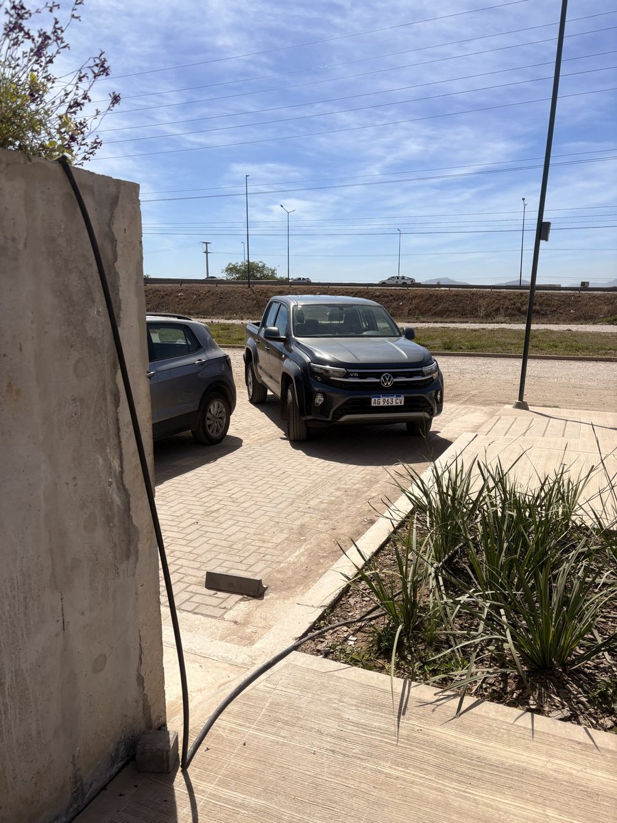 BoludoscnAmarok's tweet photo. MANICERO DESBLOQUEA NUEVA FORMA DE ESTACIONAR, BLOQUEANDO EL AUTO DE AL LADO, EL GARAGE, LA VEREDA Y UN POCO LA CALLE 🚬 https://t.co/LQChzw6vDA