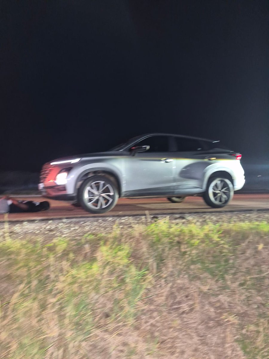 SAPoliceService's tweet photo. #sapsLIM [REPEAT OFFENDER ARRESTED WITH STOLEN R400 000 VEHICLE EN ROUTE TO BEITBRIDGE POE]

A 25-year-old South African male has been arrested in Polokwane after he was allegedly found driving a stolen vehicle towards the Beitbridge Port of Entry, following an intelligence-driven operation by the South African Police Service and private security partners.

The operation was conducted on Friday, 25 September 2026, by the Provincial Tracking Team and Provincial Investigation Unit, supported by ShadowSecure Security, Limpopo Tactical Security, and Tshimollo Security and Investigations.

The teams received information that a suspected stolen vehicle was travelling from Gauteng towards Beitbridge, allegedly with the intention of being smuggled out of the country. The teams maintained observation and intercepted a silver Chery Omoda on the N1 near Peter Mokaba Stadium in Polokwane.

Preliminary investigations confirmed that the vehicle, valued at approximately R400 000-00, was reported stolen in Sandton, Gauteng. The suspect was immediately placed under arrest.

Further investigation revealed that the suspect had previously been arrested in March 2026 at Kranskop Tollgate while allegedly driving a stolen Range Rover towards Beitbridge. He was subsequently granted bail by the Modimolle Magistrate’s Court.

The suspect is expected to appear before the Polokwane Magistrate’s Court on Monday, 28 September 2026, facing charges of possession of a suspected stolen motor vehicle, driving a motor vehicle without a valid driver’s licence, and fraud relating to allegedly false registration plates displayed on the vehicle.

The Provincial Commissioner of Police in Limpopo, Lieutenant General Jan Scheepers, has welcomed the arrest and commended the operational teams and private security partners for their continued efforts to disrupt the movement of stolen vehicles towards the provincial borders. #TrioCrimes ML