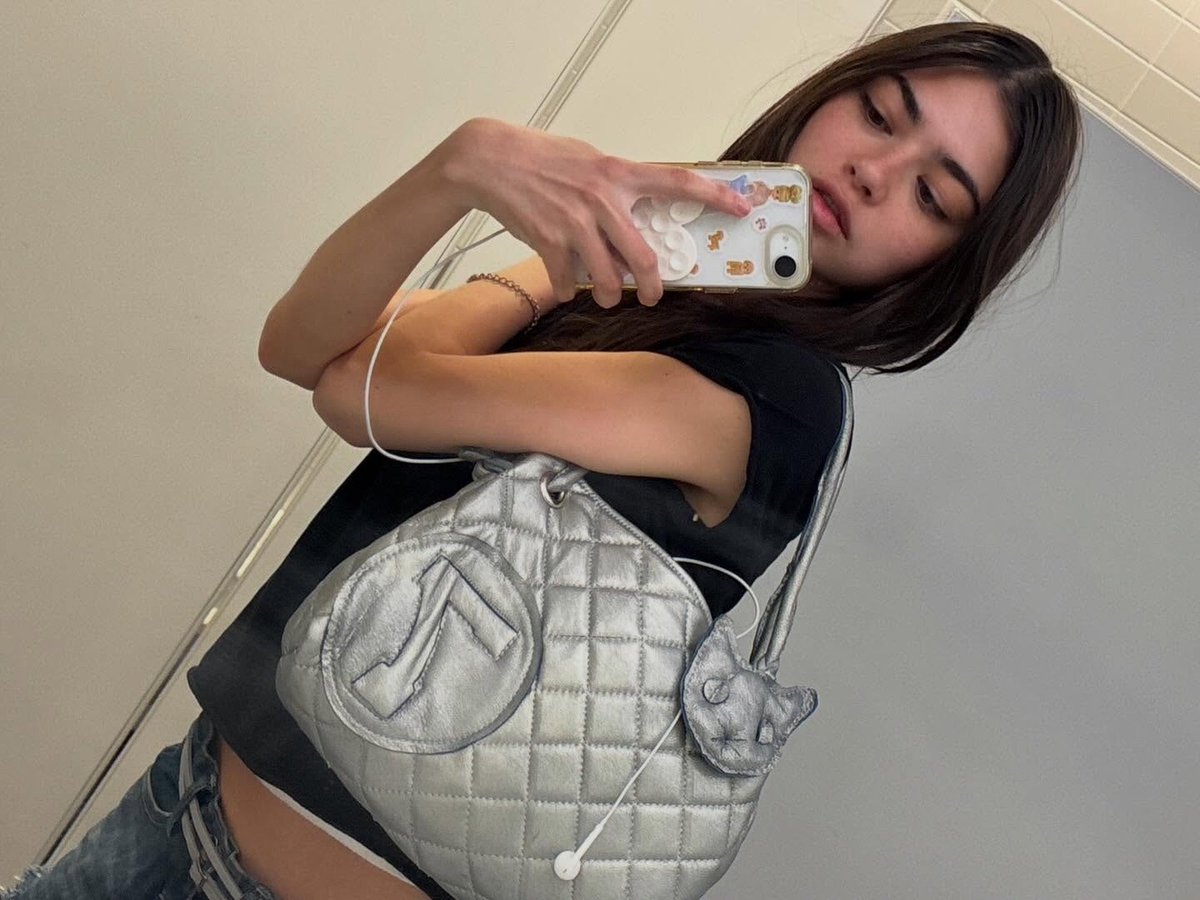 4coroas's tweet photo. ⠀⠀
₊⊹˖ ⟡ malee spinnet phrao ⋆ @sailottus.
𝑖dade: 21 anos.
𝑝ronomes: ela/dela.
𝑠exualidade: bissexual.
𝑟eino: primavera. https://t.co/1b312DFzY1