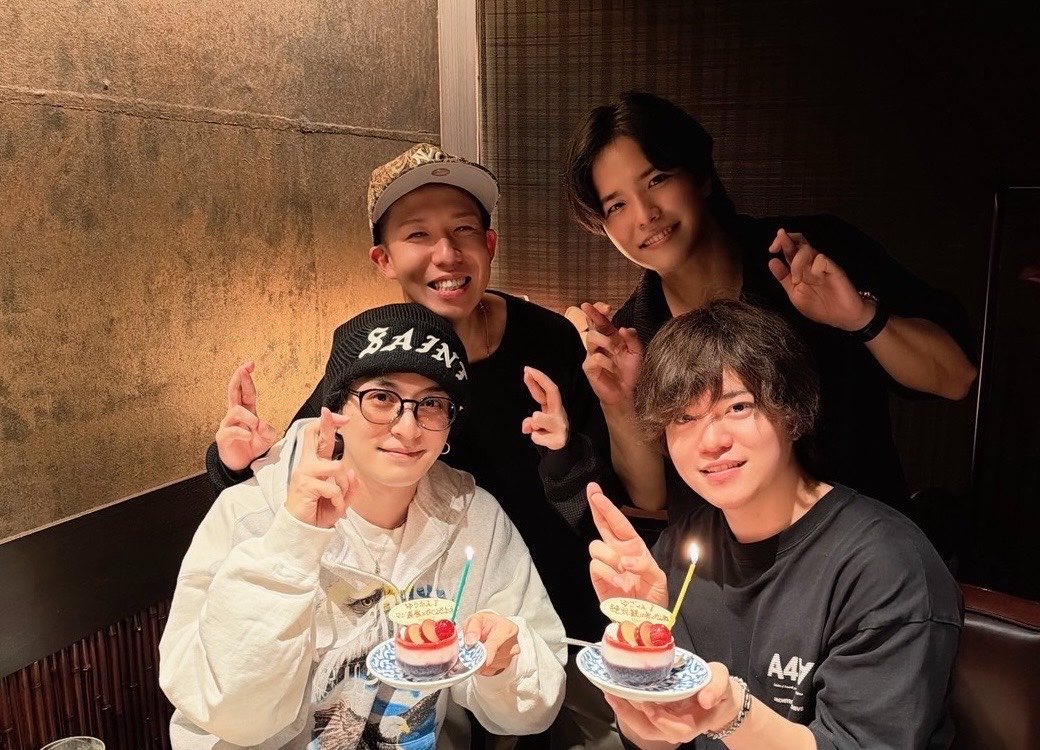 satoyugodesu's tweet photo. ご飯会🤞
めっちゃ楽しかったです。

修一くんが、やたさんに公演お疲れ様ケーキを！
と思ったら、俺にも公演観に行くかんねケーキを！笑

誕生日含めて、この数週間で修一くんから4つくらいケーキ貰ってる。 https://t.co/3tOIVWr7WO