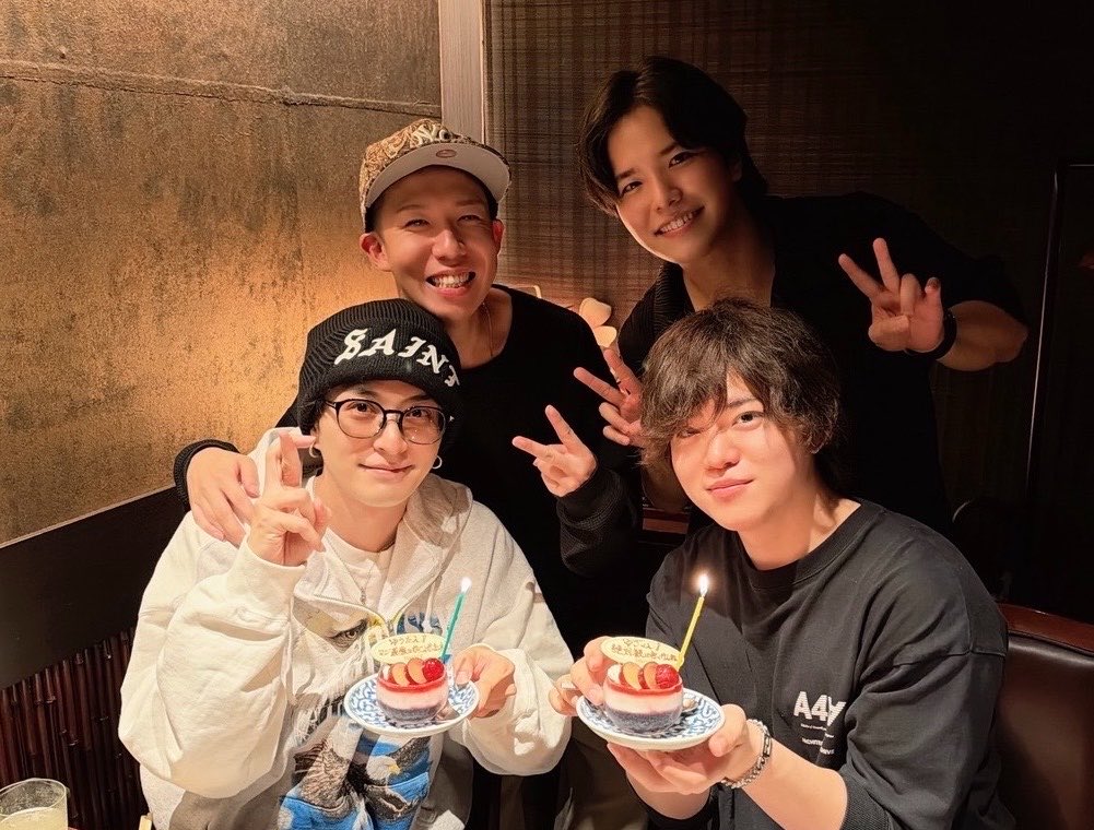 satoyugodesu's tweet photo. ご飯会🤞
めっちゃ楽しかったです。

修一くんが、やたさんに公演お疲れ様ケーキを！
と思ったら、俺にも公演観に行くかんねケーキを！笑

誕生日含めて、この数週間で修一くんから4つくらいケーキ貰ってる。 https://t.co/3tOIVWr7WO