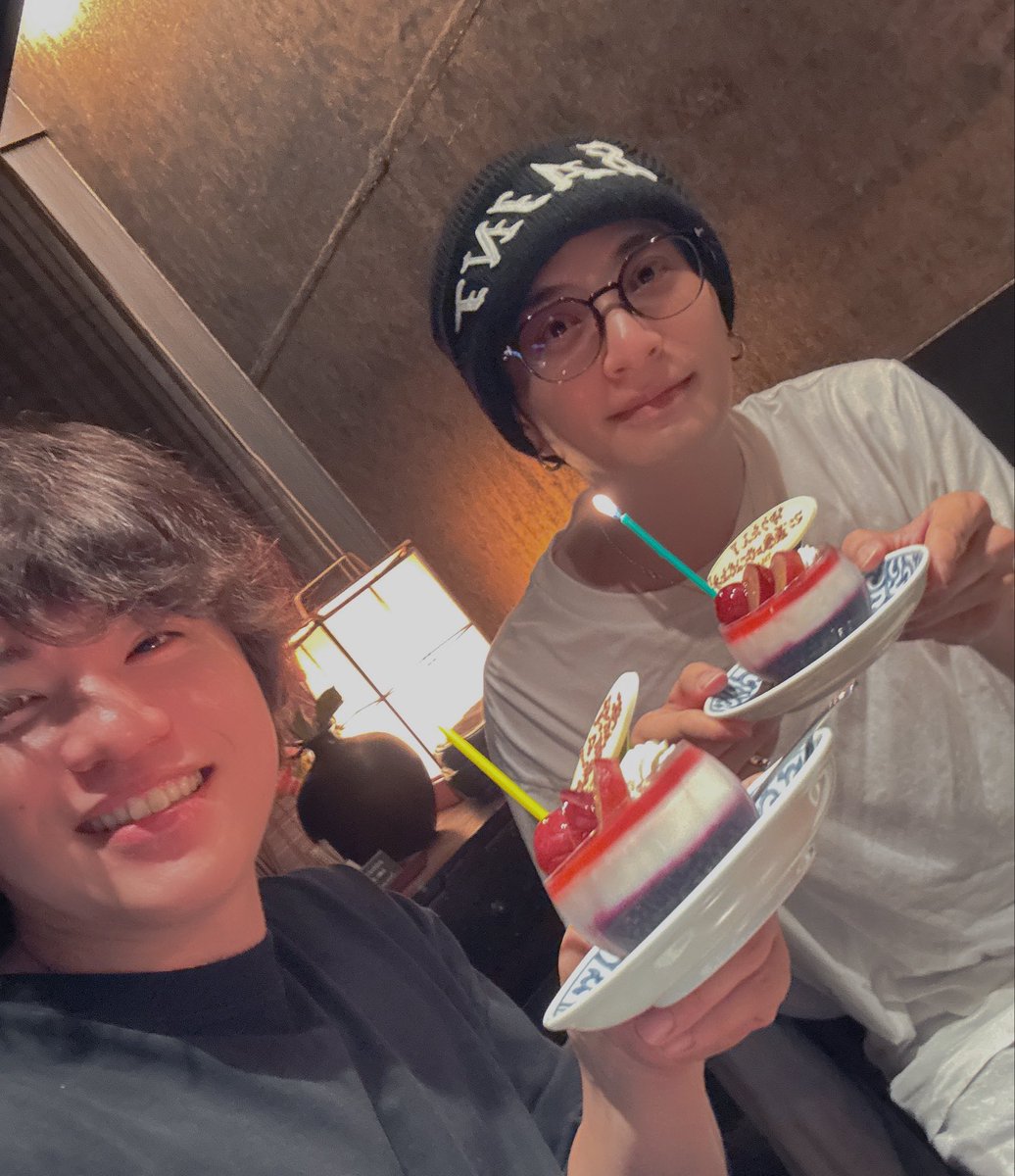 satoyugodesu's tweet photo. ご飯会🤞
めっちゃ楽しかったです。

修一くんが、やたさんに公演お疲れ様ケーキを！
と思ったら、俺にも公演観に行くかんねケーキを！笑

誕生日含めて、この数週間で修一くんから4つくらいケーキ貰ってる。 https://t.co/3tOIVWr7WO