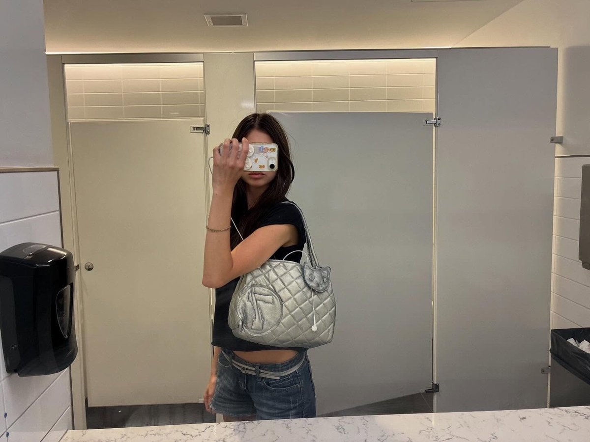 4coroas's tweet photo. ⠀⠀
₊⊹˖ ⟡ malee spinnet phrao ⋆ @sailottus.
𝑖dade: 21 anos.
𝑝ronomes: ela/dela.
𝑠exualidade: bissexual.
𝑟eino: primavera. https://t.co/1b312DFzY1