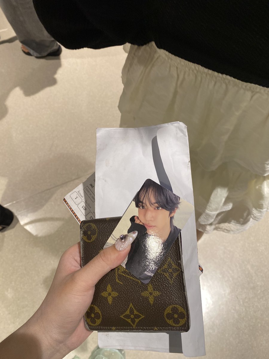 torazup's tweet photo. ชั้นได้การ์ดโดฮุน 42 โซน สตาฟที่หยิบให้บอกดวงดีนะเนี่ย ยืนถือการ์ดงง ๆ ไม่รู้จะหาแลกกับใคร พสจีนเดินมามอง(ชีถือการ์ดน้องยู) ชั้นเลยถามว่าอยากแลกไหม ชีพยักหน้าปุ๊บ การ์ดในมือก็ถูกสับเปลี่ยนกันอัตโนมัติ คือเรื่องเกิดขึ้นไวมาก 55666655555444 https://t.co/kMHNo8JjGv