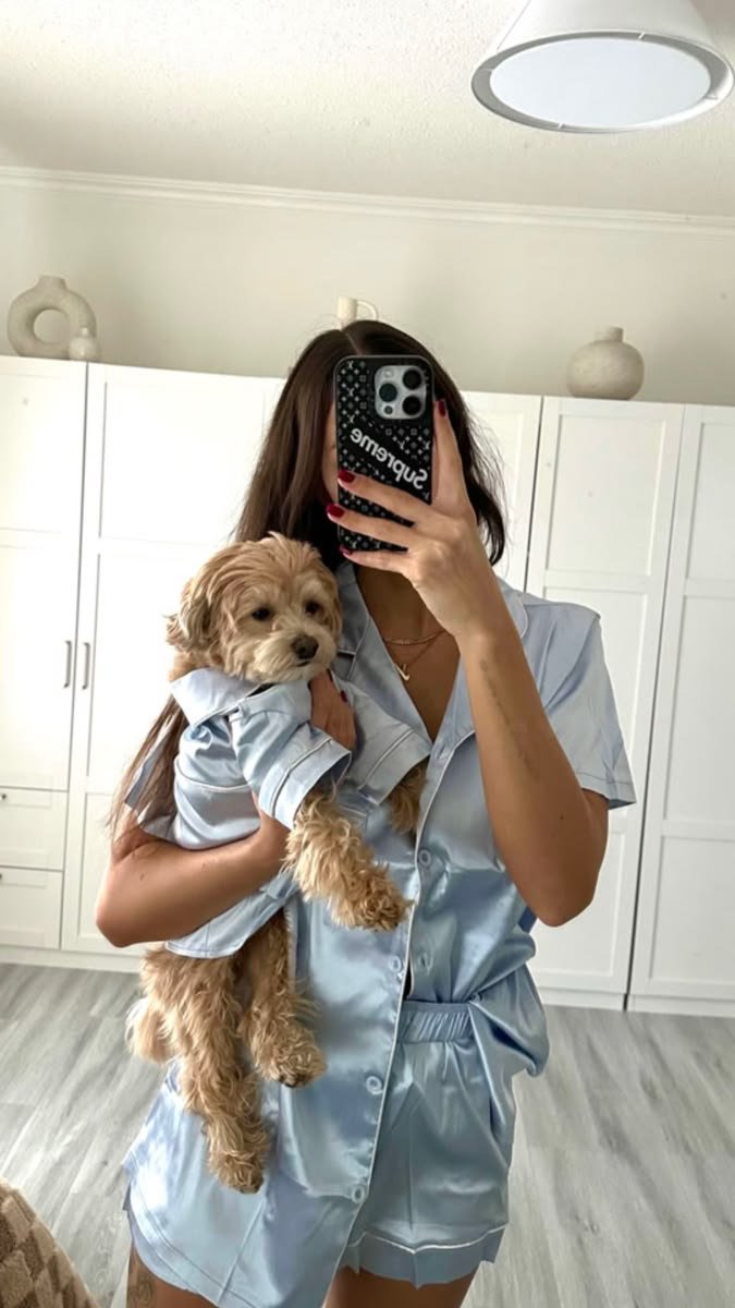 _herlore's tweet photo. just two besties who happen to have the same wardrobe https://t.co/DlVPkcZEOR