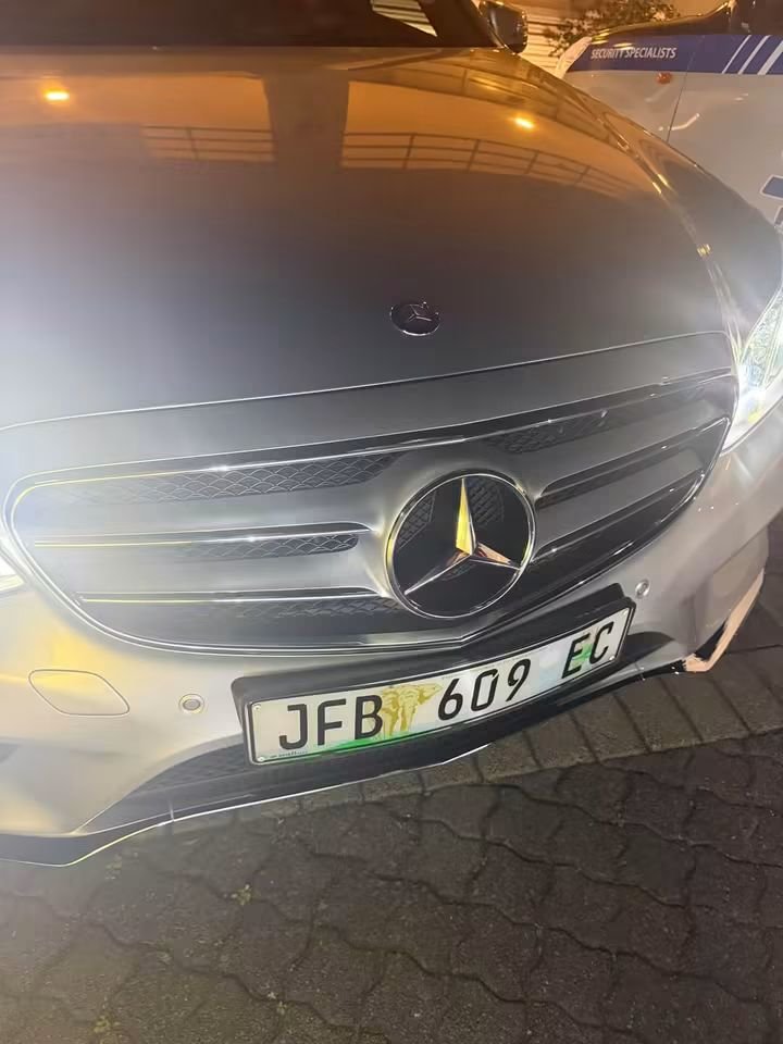 asandamagaqa's tweet photo. @CityLodgeHotels Frame 1 is the alleged perpetrator in the mustard t-shirt after cops arrived. Frame 2 is the perpetrator fighting with Mpho's son. https://t.co/bt6nspvoMo
