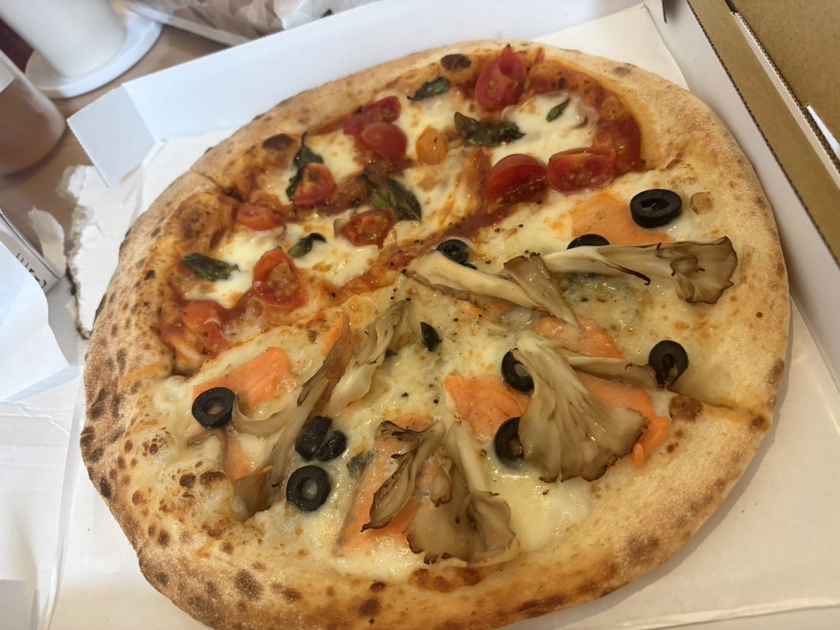 yamashita_mami's tweet photo. 久々にまゆしぃとまりあんぬと集まって我が家でピザパーティー🎉

おしゃべりと食べるのに夢中で撮った写真、まゆしぃ撮影のこれのみ…
なんからしいね🎀🐊🍿

#4U広め隊 https://t.co/fEBZWja2PV