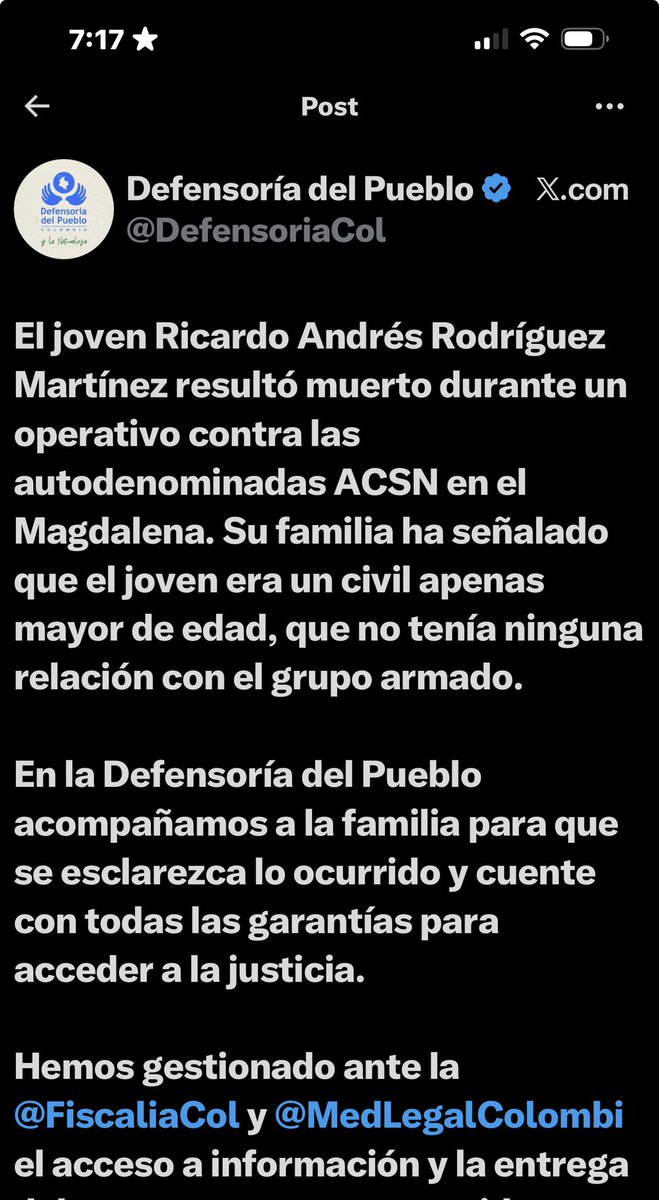 PilarEscobarBX's tweet photo. Señora Iris Marín, Defensora del Pueblo, esta comparación merece una respuesta:

Por Ricardo Andrés Rodríguez, la Defensoría publica un pronunciamiento, acompaña a su familia, gestiona ante Fiscalía y Medicina Legal y exige esclarecer lo ocurrido.
¿Y Mónica Liseth Beltrán? Una niña de apenas 13 años, reclutada por un grupo armado en el Catatumbo, por quien su padre pidió ayuda durante meses y que terminó asesinada.
¿Dónde está esa misma contundencia?
Los derechos humanos no pueden tener doble rasero. Una víctima es una víctima, sin importar quién sea el victimario.
Señora @MarnIris usted no es defensora de unas víctimas; es la Defensora del Pueblo. Y los colombianos tenemos derecho a exigirle imparcialidad. 
@DefensoriaCol