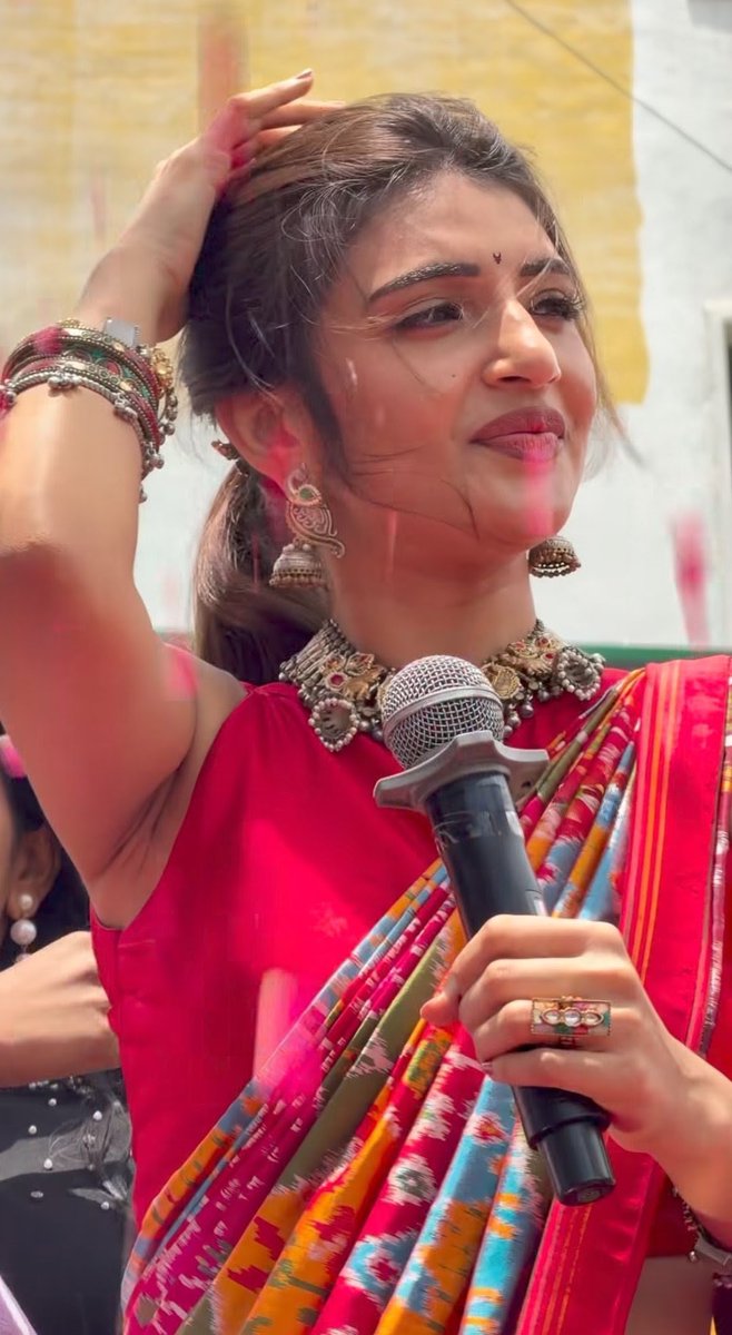 sreeleelaaddict's tweet photo. #sreeleela Iconic Red Saree 
4K HD Pics Part 3 🤤 

  ..... SREELEELA DEVOTEE.... https://t.co/maIv16w9qc