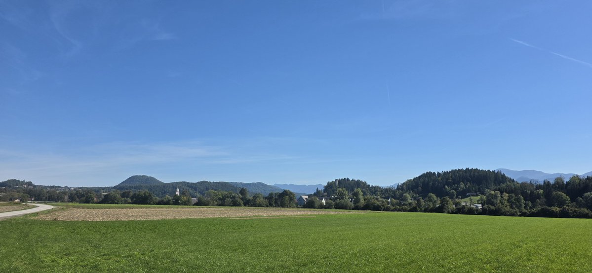 WWien10's tweet photo. ☀️ Traumhafter Frühherbstsonntag in #Kärnten: In #Rosegg sind inzwischen rund 20 °C erreicht, dazu nahezu wolkenloser Himmel und tolle Fernsicht. 🍂
Auch #Villach-Lind meldet um 14:15 Uhr 19,4 °C, schwachen Wind und weiterhin 0,0 mm Regen. 🌡️☀️ https://t.co/2esisicFOH