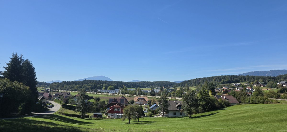 WWien10's tweet photo. ☀️ Traumhafter Frühherbstsonntag in #Kärnten: In #Rosegg sind inzwischen rund 20 °C erreicht, dazu nahezu wolkenloser Himmel und tolle Fernsicht. 🍂
Auch #Villach-Lind meldet um 14:15 Uhr 19,4 °C, schwachen Wind und weiterhin 0,0 mm Regen. 🌡️☀️ https://t.co/2esisicFOH