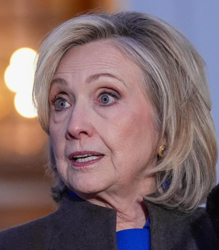 EricLDaugh's tweet photo. 🚨 LMFAO! Hillary Clinton tried going after President Trump and got pummeled by Community Notes AGAIN

HILLARY: "Kicking out the free press is what fragile authoritarians do. Not American presidents!"

NOTE: "Hillary Clinton banned a reporter from her NH events." 💀

Nobody likes her. She's a full-on hypocrite and only says it to attack Trump

She was never fit to be president! If she won in 2016, she would've STONEWALLED ANY independent voices and new media from the White House — guaranteed

Trump is the most transparent president in history.