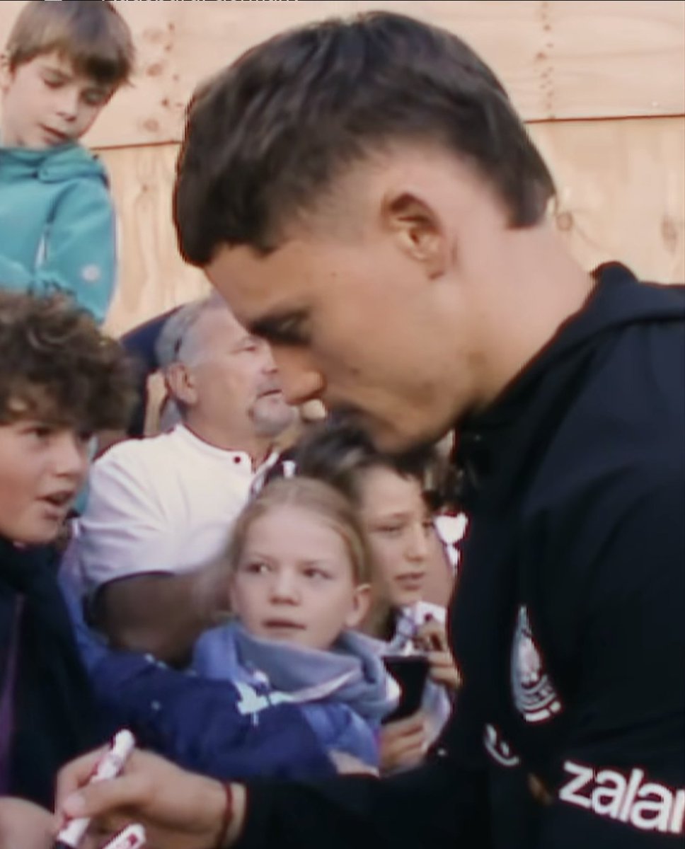 FlorianFocus's tweet photo. Wirtz signing jerseys ahead of the game today https://t.co/VJXu47mPCT