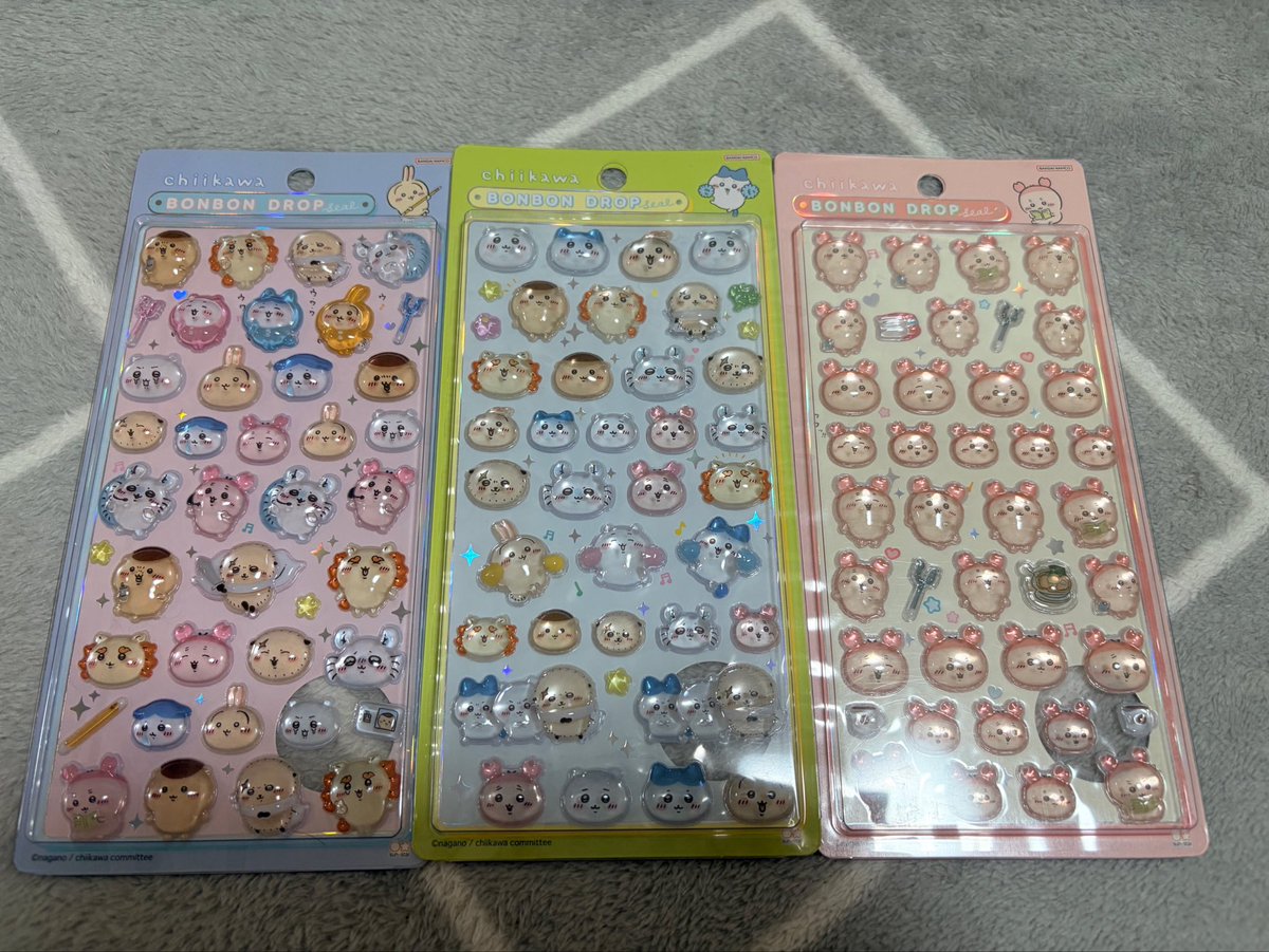 choko_momo's tweet photo. ボンドロ　交換

譲→ちいかわ　古本屋
　　ちいかわ　みんなニコニコ
　　ちいかわ　みんなポーズ
　　（写真の物です）

求→ワイルドガーデン

上記3種類↔️ワイルドガーデン3種類での交換希望です。

郵送📮

#ボンボンドロップシール
#ちいかわ
#ワイルドガーデン
#ボンドロ交換 https://t.co/mcZDpaisDE