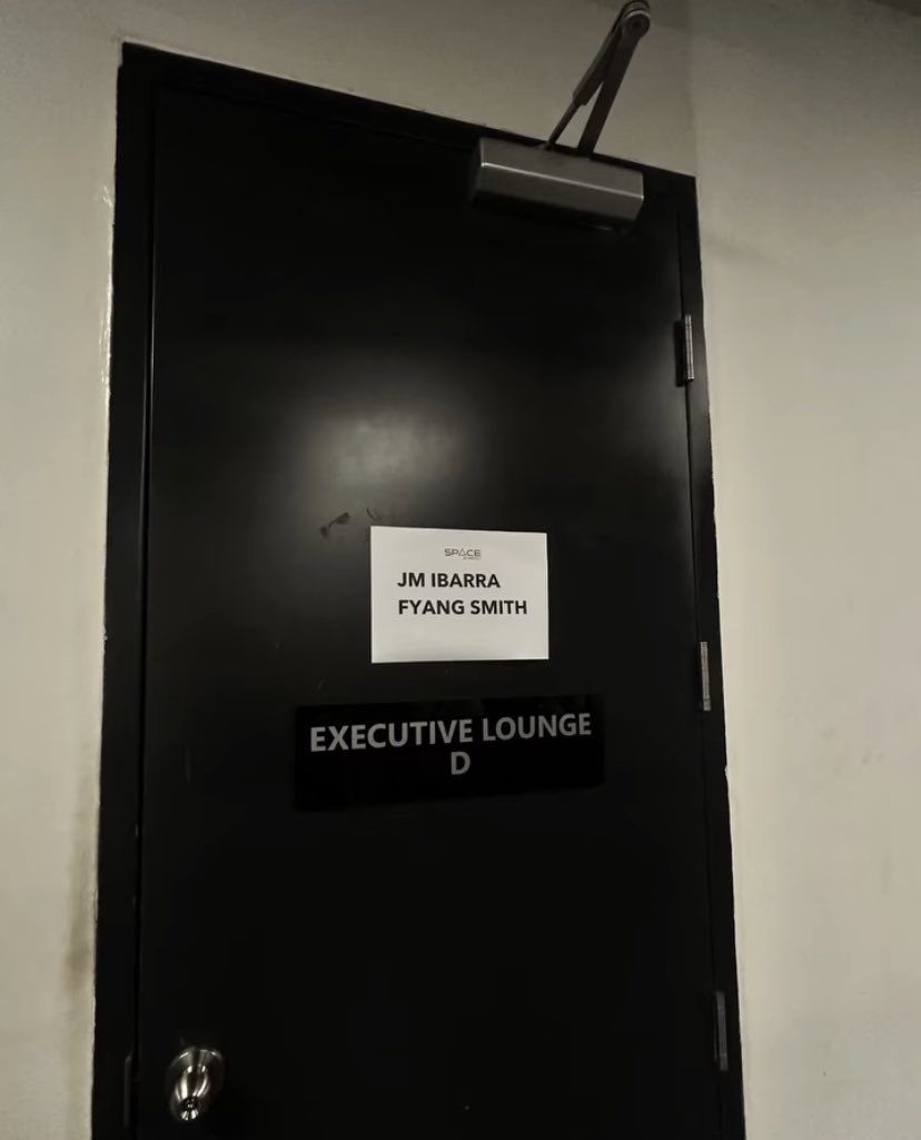 _carrieluv's tweet photo. Kaya pala hirap nyong hagilapin may sarili pa lang room.😌 https://t.co/wC5D9xg5gG