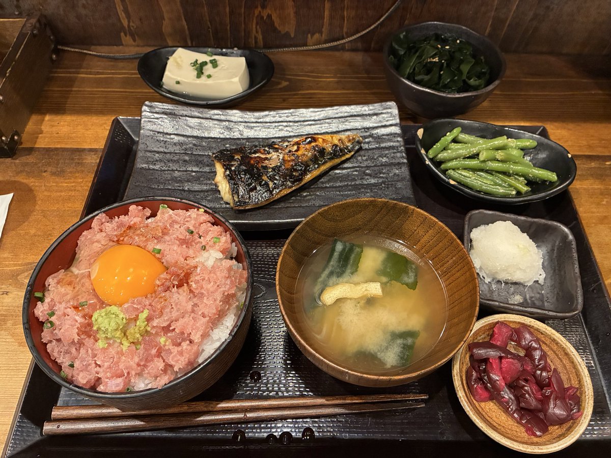 NobuhiroNogu's tweet photo. 社団戦最終日

浅草入り、朝飯から気合いが入る🐟

渡辺先生の見守る中、元奨三段同士の全勝対決、元アマ竜王対富士通将棋部主将、有名YouTuber🌟との激戦の結果4-3、4-3、4-3で15戦全勝で４部リーグ白優勝を果たす🏆🥇

交流戦でリスタさんと和やかに対局⏰
スカイツリーが浅草の夜を彩る🌈

#社団戦 https://t.co/PaHGe4aCDd