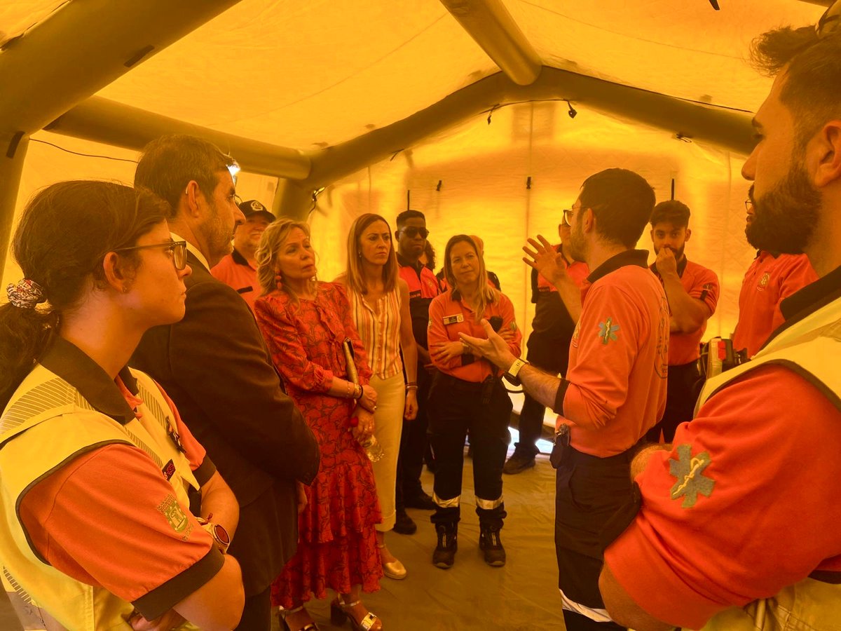 SAMUR_PC's tweet photo. Acudimos este fin de semana al I Encuentro Nacional del Voluntariado en Protección Civil y Emergencias en Socuéllamos, organizado por @proteccioncivil. 🧡

Nuestros voluntarios han participado en la exhibición de medios y capacidades, así como en los distintos simulacros. 🚑 https://t.co/ylJhpBdl3L