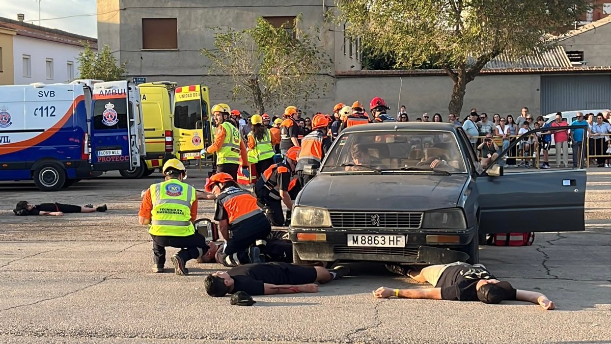 SAMUR_PC's tweet photo. Acudimos este fin de semana al I Encuentro Nacional del Voluntariado en Protección Civil y Emergencias en Socuéllamos, organizado por @proteccioncivil. 🧡

Nuestros voluntarios han participado en la exhibición de medios y capacidades, así como en los distintos simulacros. 🚑 https://t.co/ylJhpBdl3L