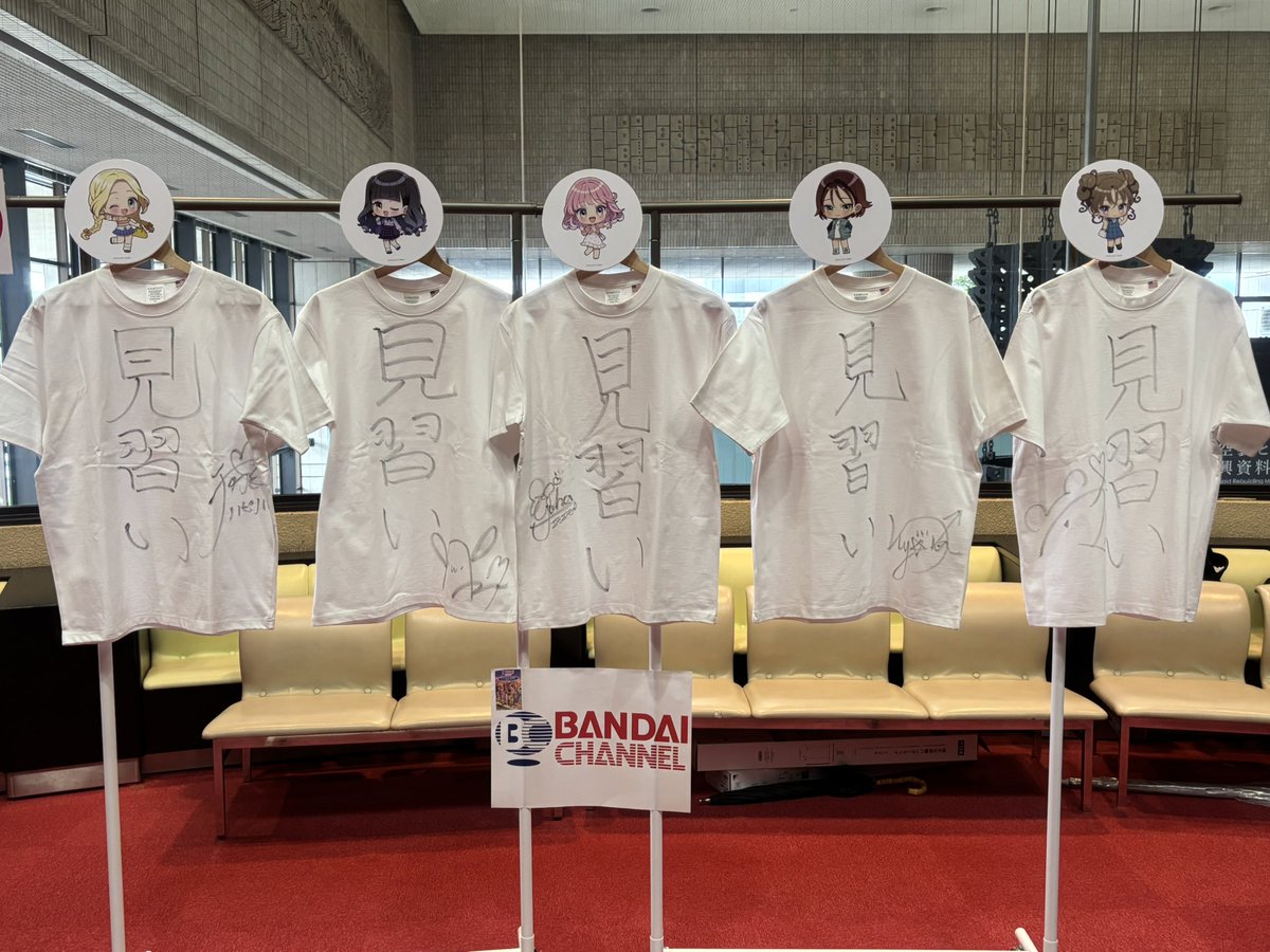 mop_chang's tweet photo. 『前橋ウィッチーズ』活動2周年記念ライブのDAY2夜の部に参加しました
これしか当たりませんでしたがアップグレードに成功して前方のしかも通路だったので客席降りで新衣装の制服をまじまじと見れて最高でした🙏
それに新曲のイッサイ⭐︎カッサイ曲も振り・舌打ち好き過ぎる🤣
#前橋ウィッチーズ
#MBW https://t.co/smAbsQVmWx
