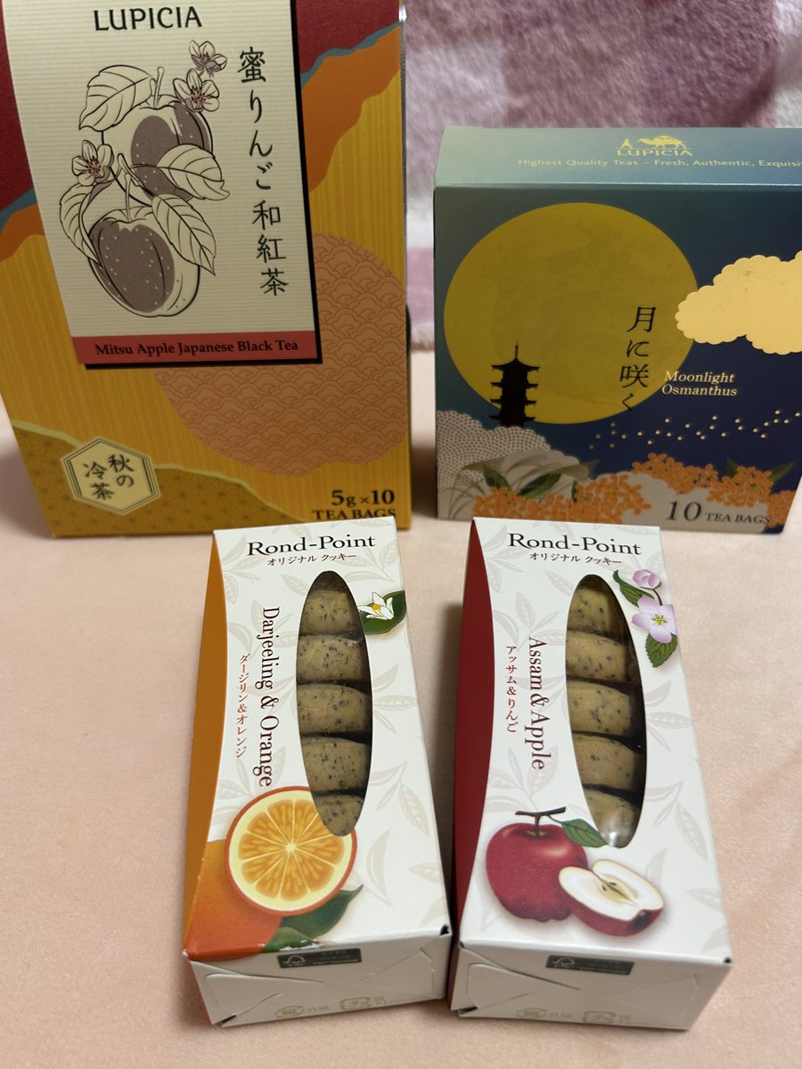 u_laby's tweet photo. 今夜は #ハーベストムーン 🌕
残念ながら月はまったく見えないけど、この間 #ルピシア で買ってきた月に咲くと紅茶とフルーツのクッキーでお月見気分でティータイムにしようかな🫖

キンモクセイの香りって良いよね
#秋の気配 https://t.co/b04LARlRLd