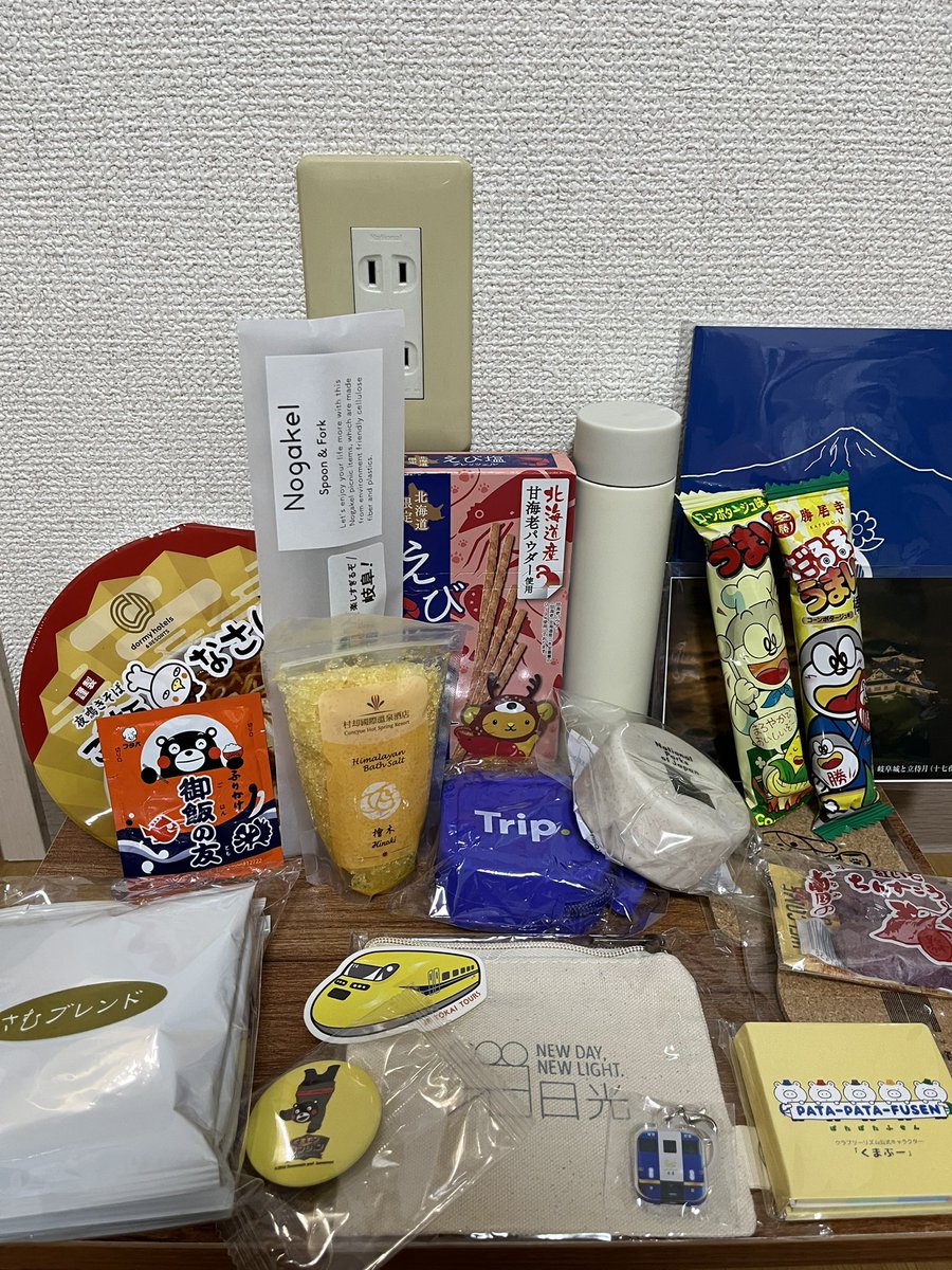 sarisacha's tweet photo. 戦利品を並べてみました。
阪急の水筒が嬉しい☺️
#ツーリズムEXPO https://t.co/ZyLV2TloDf