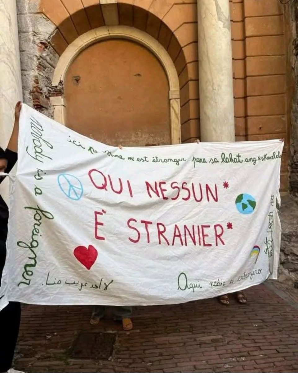 deboramau's tweet photo. Ma che democrazia è quella nella quale anche un innocente striscione come questo viene sequestrato dalle forze dell'ordine. Vergogna #governoMeloni #Italia #cessodestra @poliziadistato https://t.co/oVVoCrXthh