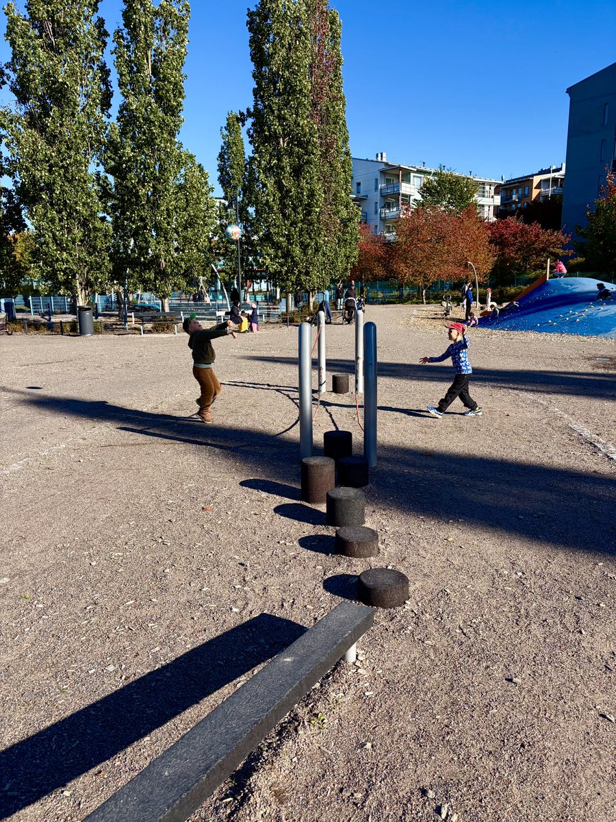 kaustoFI's tweet photo. –Mä oon puoliks Köykkä ja puoliks Luka Marttila!
–Mä oon se Suomen libero!

Kundit pelaa puistossa lentistä. Kumpikaan tiennyt lajista pari viikkoa sitten mitään. Näin se menee. https://t.co/7LMhCa3xBd