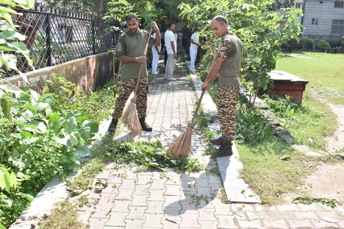 Crpf47bn's tweet photo. स्वच्छता ही सेवा अभियान-2026 के अंतर्गत 47 बटा0 केरिपुबल गया जी बिहार के अधिकारियों एवं कार्मिकों द्वारा दिनांक 27-09-2026 को पंचमुखी मंदिर एपी कॉलोनी गया जी में स्वच्छताअभियान चलाया गया।
@crpfindia 
@HMOIndia 
@SwachhBharatGov 
@CentralZoneCrpf 
@CRPFBIHARSECTOR https://t.co/TDVa0nxtRa