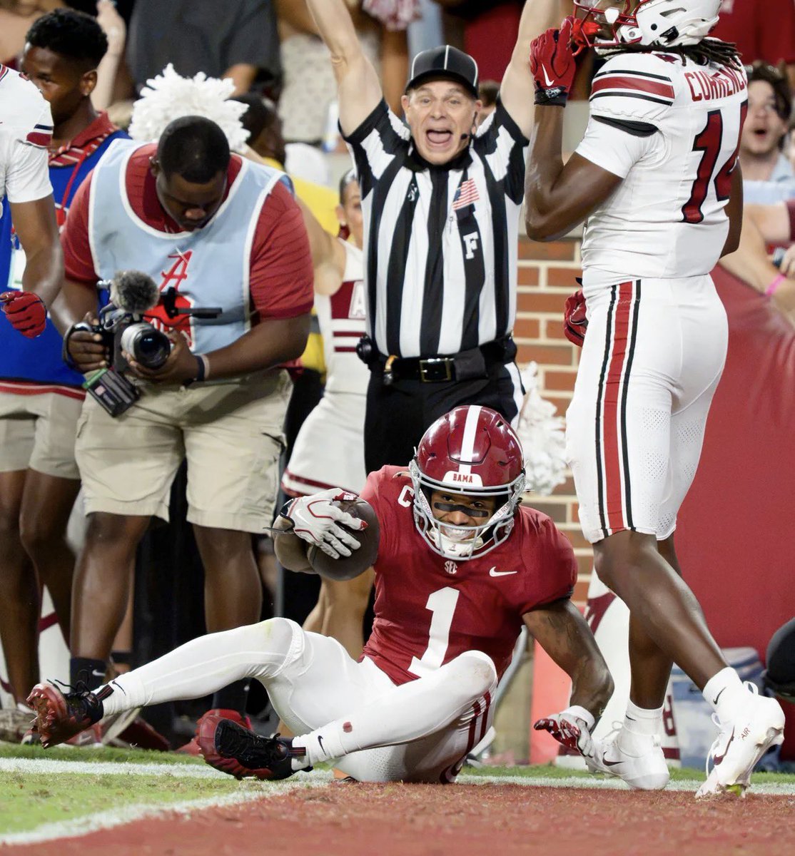 itsjustbam3's tweet photo. Ref was so happy Ryan scored the TD somebody gotta check his parlay 🤣😭 https://t.co/MaTiztkqi2