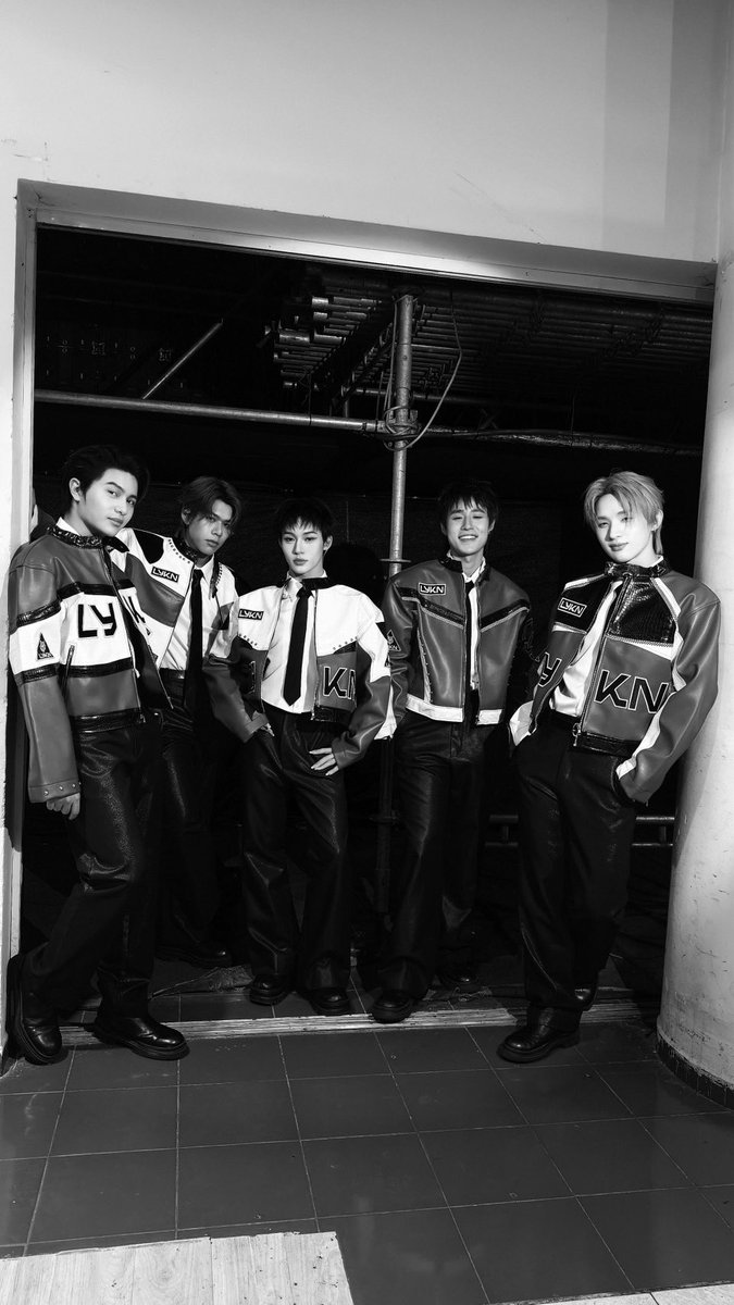 GMMTV's tweet photo. ชอบเธอก็บอกว่าชอบ ใช่เธอก็บอกว่าใช่ 
จะเข้าไปจีบละนะ เธอว่ายังไงจะให้ไม่ให้
พร้อมจีบทุกคนแล้วค้าบบ LYKYOU เจอกันนะ!

Thích thì cứ nói là thích, đúng gu thì cứ nhận là đúng gu . Chúng mình chuẩn bị "cầm cưa" đến rồi đây, tính sao nè, chịu hay không chịu nói một câuuuu? 
Đã sẵn sàng "cưa đổ" tất cả mọi người rồi nha, LYKYOU ơi hẹn gặp nhau nhé!

#LYKNDuskAndDawnWorldTour2026
#LYKNDuskAndDawnxHoChiMinhCity
#LYKN
#RISERMUSIC
#GMMTV
@LYKNofficial @Williamjkp1 @realxlg @nnutdan @hongshihoshi03 @TuiChayatorn