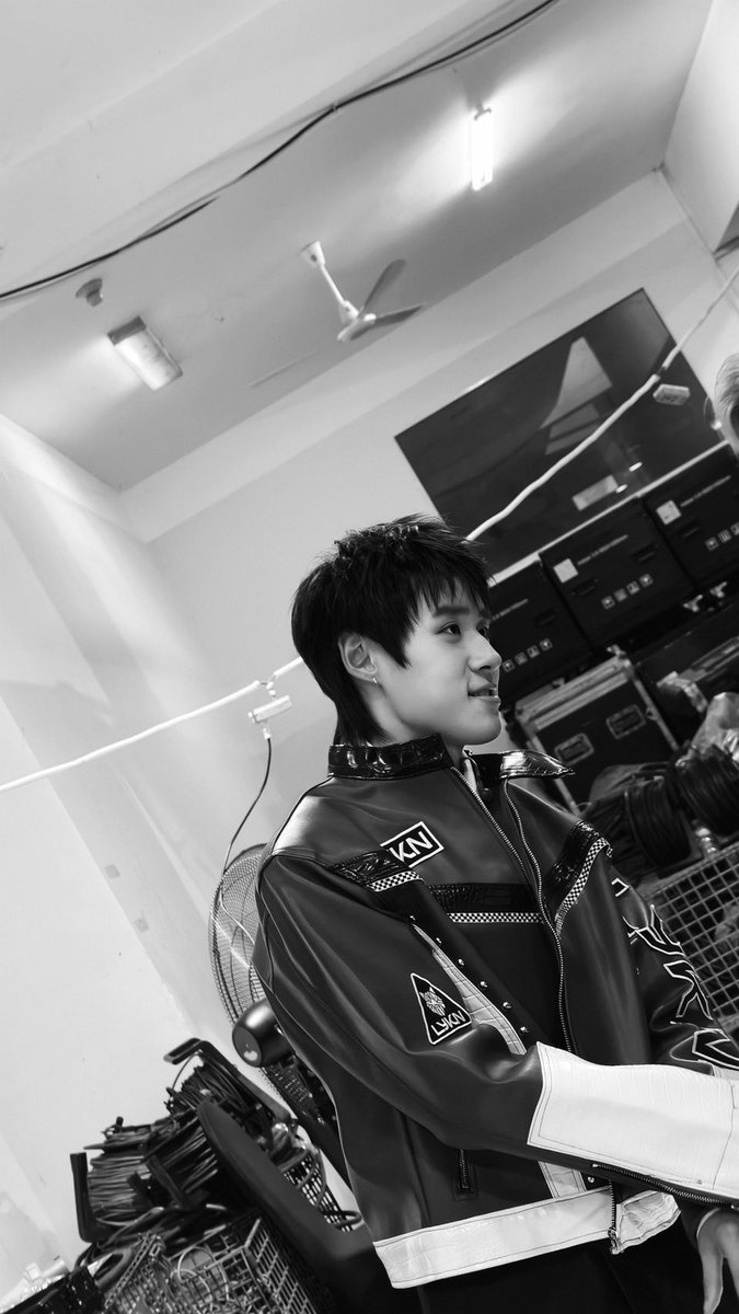 GMMTV's tweet photo. ชอบเธอก็บอกว่าชอบ ใช่เธอก็บอกว่าใช่ 
จะเข้าไปจีบละนะ เธอว่ายังไงจะให้ไม่ให้
พร้อมจีบทุกคนแล้วค้าบบ LYKYOU เจอกันนะ!

Thích thì cứ nói là thích, đúng gu thì cứ nhận là đúng gu . Chúng mình chuẩn bị "cầm cưa" đến rồi đây, tính sao nè, chịu hay không chịu nói một câuuuu? 
Đã sẵn sàng "cưa đổ" tất cả mọi người rồi nha, LYKYOU ơi hẹn gặp nhau nhé!

#LYKNDuskAndDawnWorldTour2026
#LYKNDuskAndDawnxHoChiMinhCity
#LYKN
#RISERMUSIC
#GMMTV
@LYKNofficial @nnutdan @hongshihoshi03