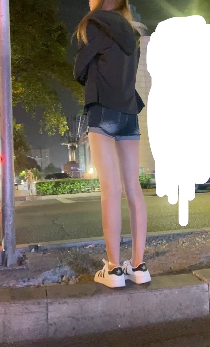 Dazheai's tweet photo. 身材苗条的瘦高长腿小姐姐，腿是真长，多吃点饭长长肉才更舒服😍～  #街拍 #美女 #丝袜 #美腿 #foot #legs https://t.co/FgKWjqcMKd