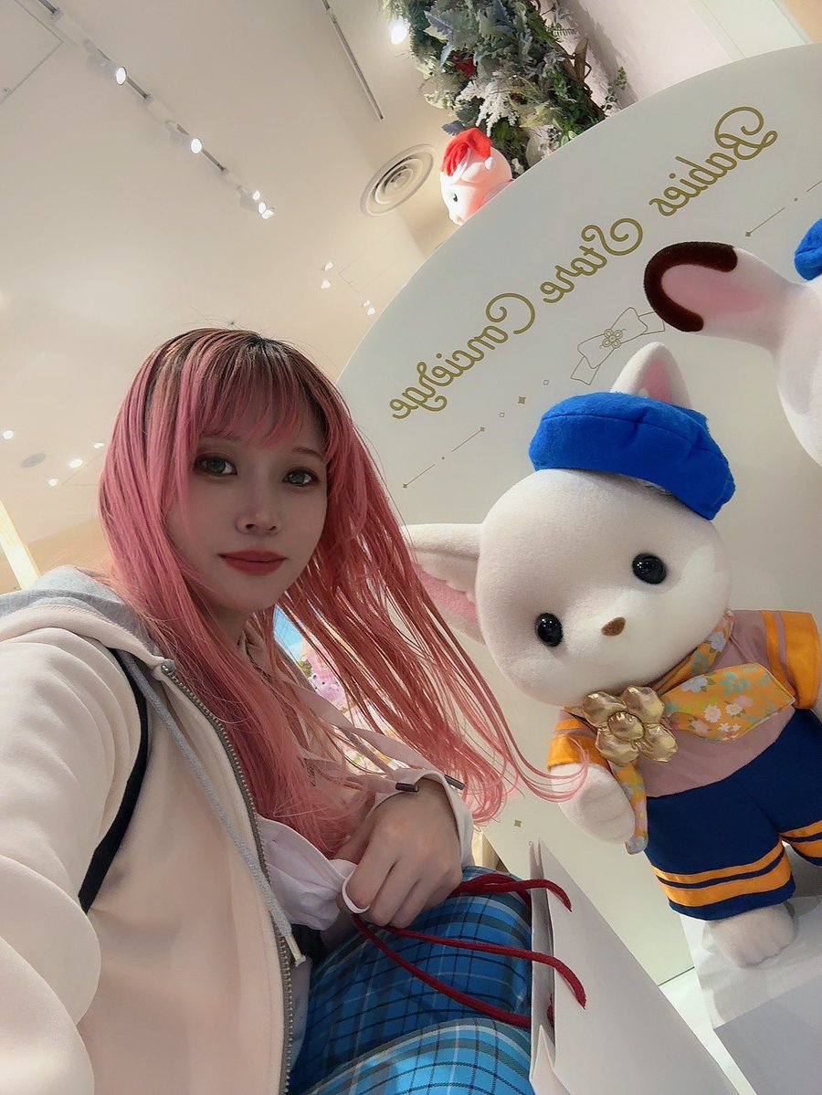 chihiroKWKM's tweet photo. 少し前ですが、シルバニアファミリー森のお家Premium渋谷店に、カレブくんに会いに行っていました✨
1回目は、収録後に。
2回目はコンシェルジュverカレブくんをお迎えに✨
手作りのケースに入れて、スマホにつけて毎日一緒にお出かけしています(⑅ˊᵕˋ⑅) https://t.co/4IaElOFmYB