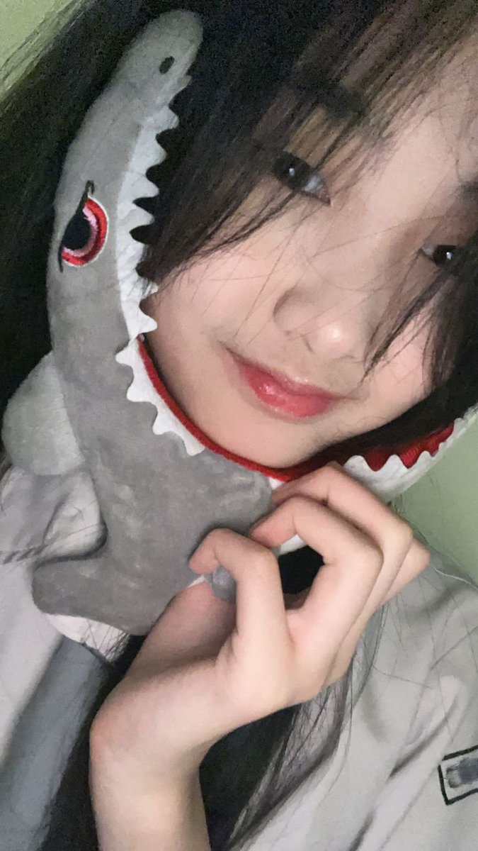 yuv1nnn's tweet photo. @Mishkaraa @rajaanwn hai oyinn, lihat senyum kamu pagi-pagi tuh bikin aku ikut senyum dan semangat mulai hari. Padahal aku liat kamu cuma lewat layar tapi bisa bikin aku semangat dehh. Kamu yang cakep, aku yang dapat semangatnya. Makasih ya udah bertahan sejauh ini 🤍 @M_OlineJKT48 https://t.co/AVSwBMBFbZ