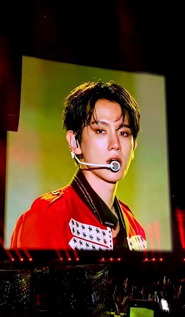 BBHLOOK__'s tweet photo. Baekhyun on the big screen https://t.co/UbHXZ2b8Oj