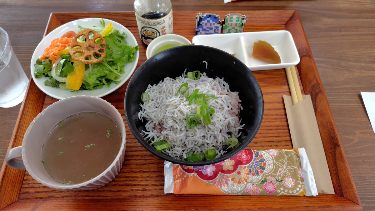 saruume's tweet photo. しらす丼美味しかった🎵おしぼりの袋もオシャレ！ https://t.co/kP68JBFquT