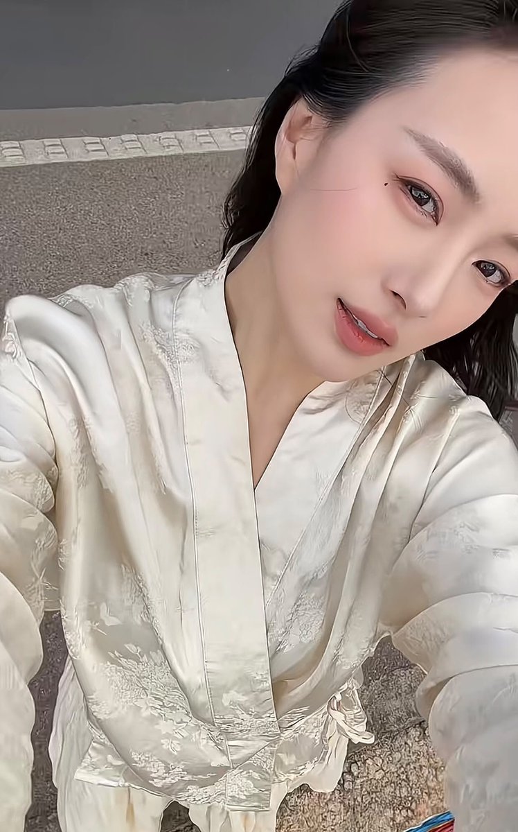 Liufeifei520168's tweet photo. 「Soft silk, soft breeze, soft heart.
Feeling a little ethereal today. ✨」
#DailyLife #TraditionalStyle #Selfie #Beautiful https://t.co/6rRmJzUUsa