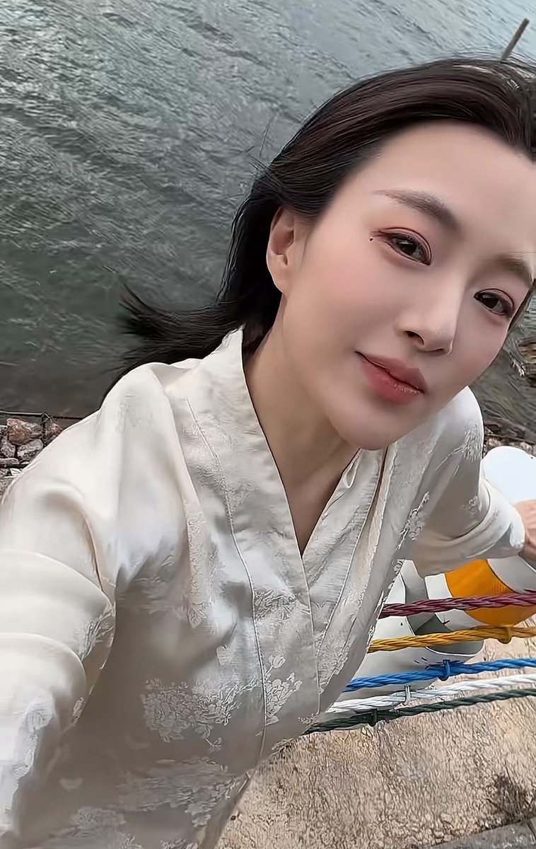 Liufeifei520168's tweet photo. 「Soft silk, soft breeze, soft heart.
Feeling a little ethereal today. ✨」
#DailyLife #TraditionalStyle #Selfie #Beautiful https://t.co/6rRmJzUUsa