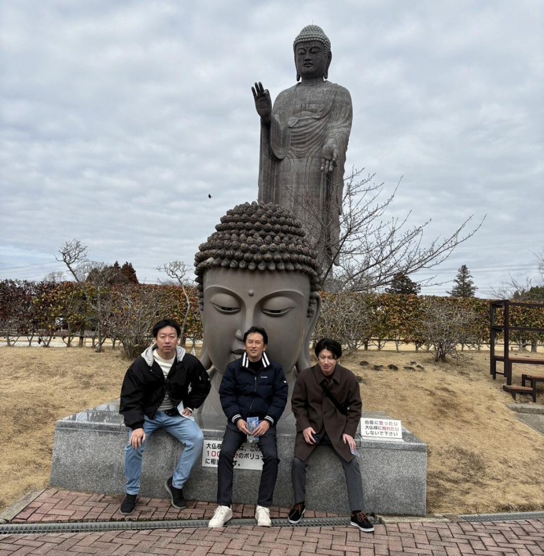 ThinkBetterNow7's tweet photo. 牛久大仏での集合写真、スケール感がすごい😂

人と並ぶと改めて牛久大仏の大きさが分かる。
この場所で集合写真を撮ると、やっぱり迫力あるな…！ https://t.co/PoLfcyokAt