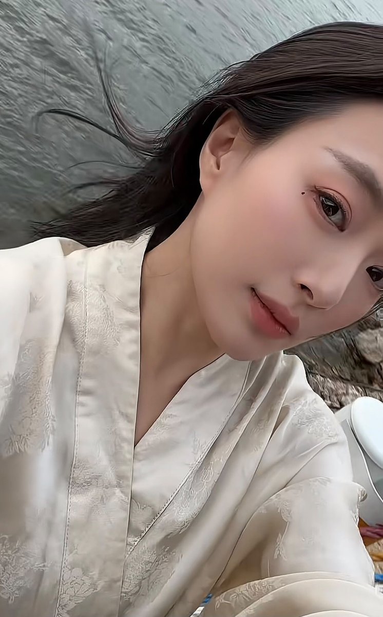 Liufeifei520168's tweet photo. 「Soft silk, soft breeze, soft heart.
Feeling a little ethereal today. ✨」
#DailyLife #TraditionalStyle #Selfie #Beautiful https://t.co/6rRmJzUUsa