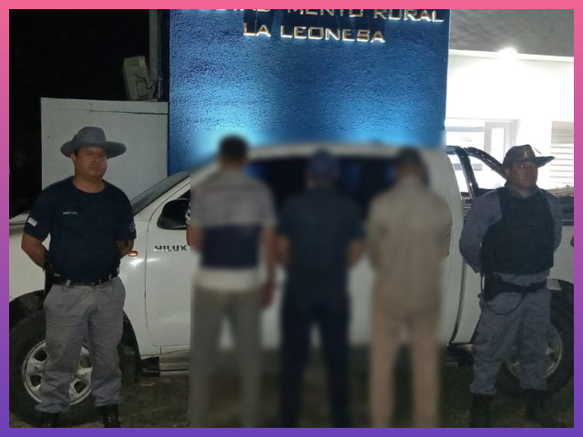 NPChaco1's tweet photo. #LALEONESA: Tres #Detenidos Tras Un #Operativo Cerrojo Por El #Robo De #Chapas   #NoticiasDelParana https://t.co/CLGyuXFuUW https://t.co/9ZGgvbUfzq