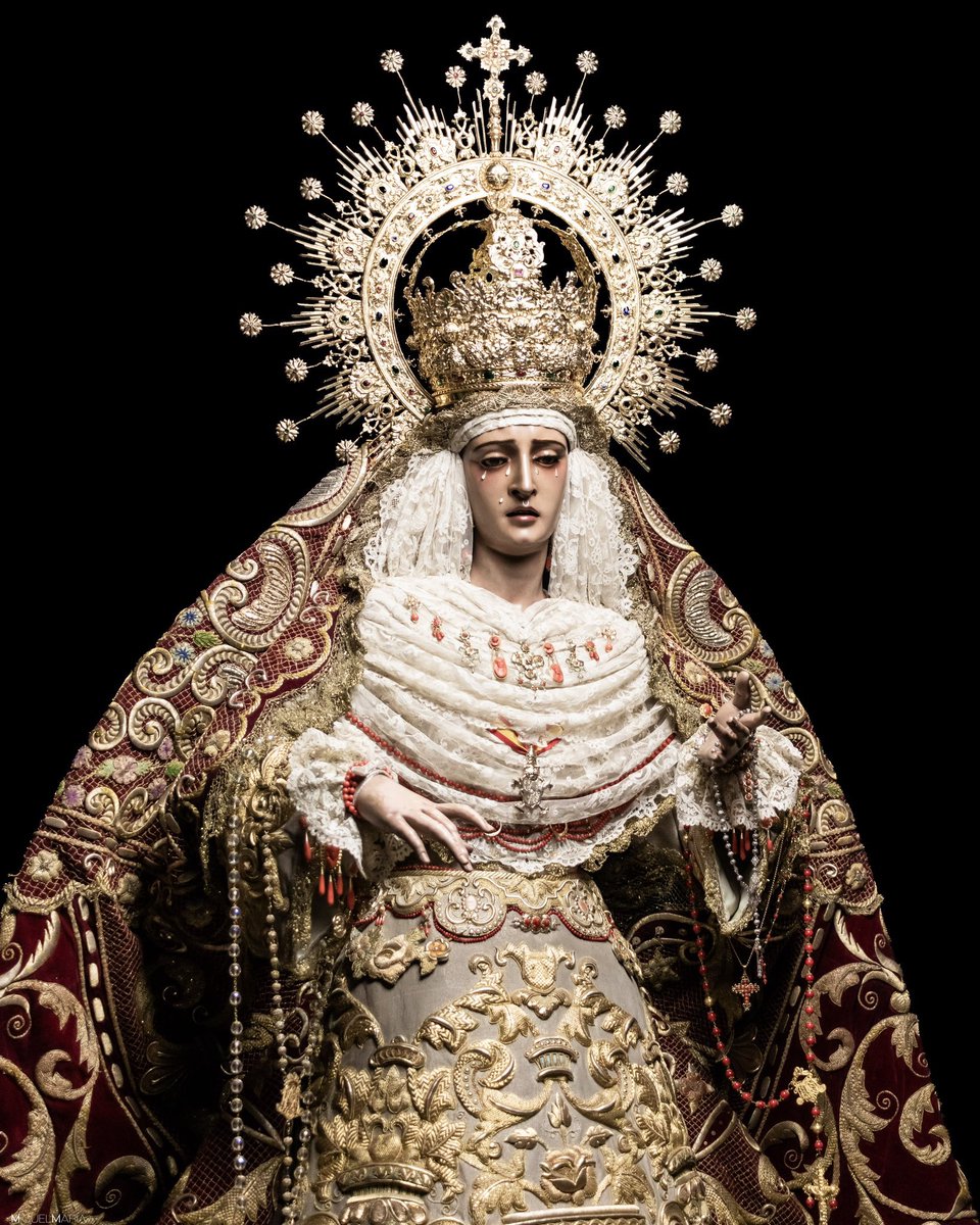 juacaperezz's tweet photo. piedad y desamparo intercambiando coronas yall GAG EVERYONE https://t.co/kFq9XcmK4w