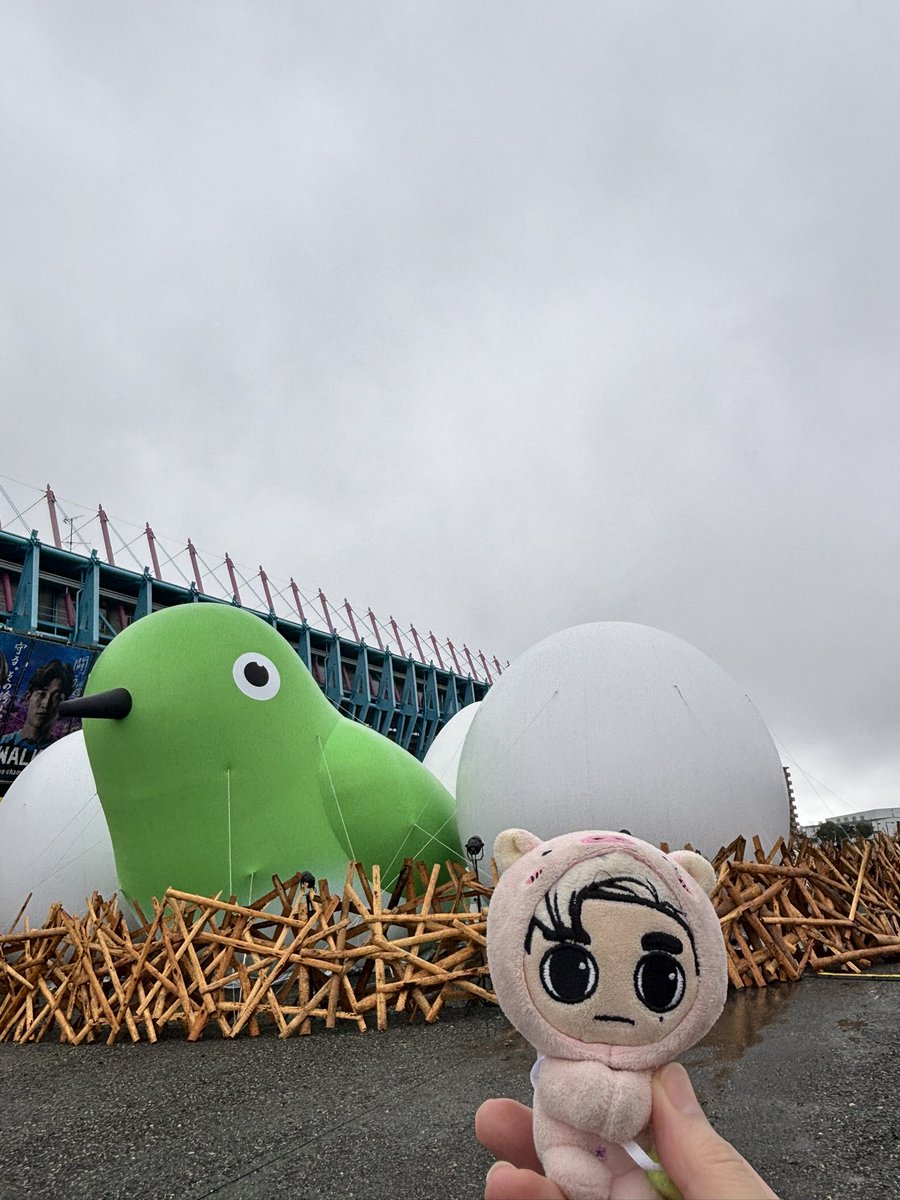 8mayubam's tweet photo. 今日、時間あったから鳥栖駅前で大きなメジロさんに会ってきた🐥
夜はライトアップされるみたい!
#TOSUNESTIVAL
#agase #GOT7
https://t.co/I2dFxkjQQh https://t.co/mm7VWzglZZ
