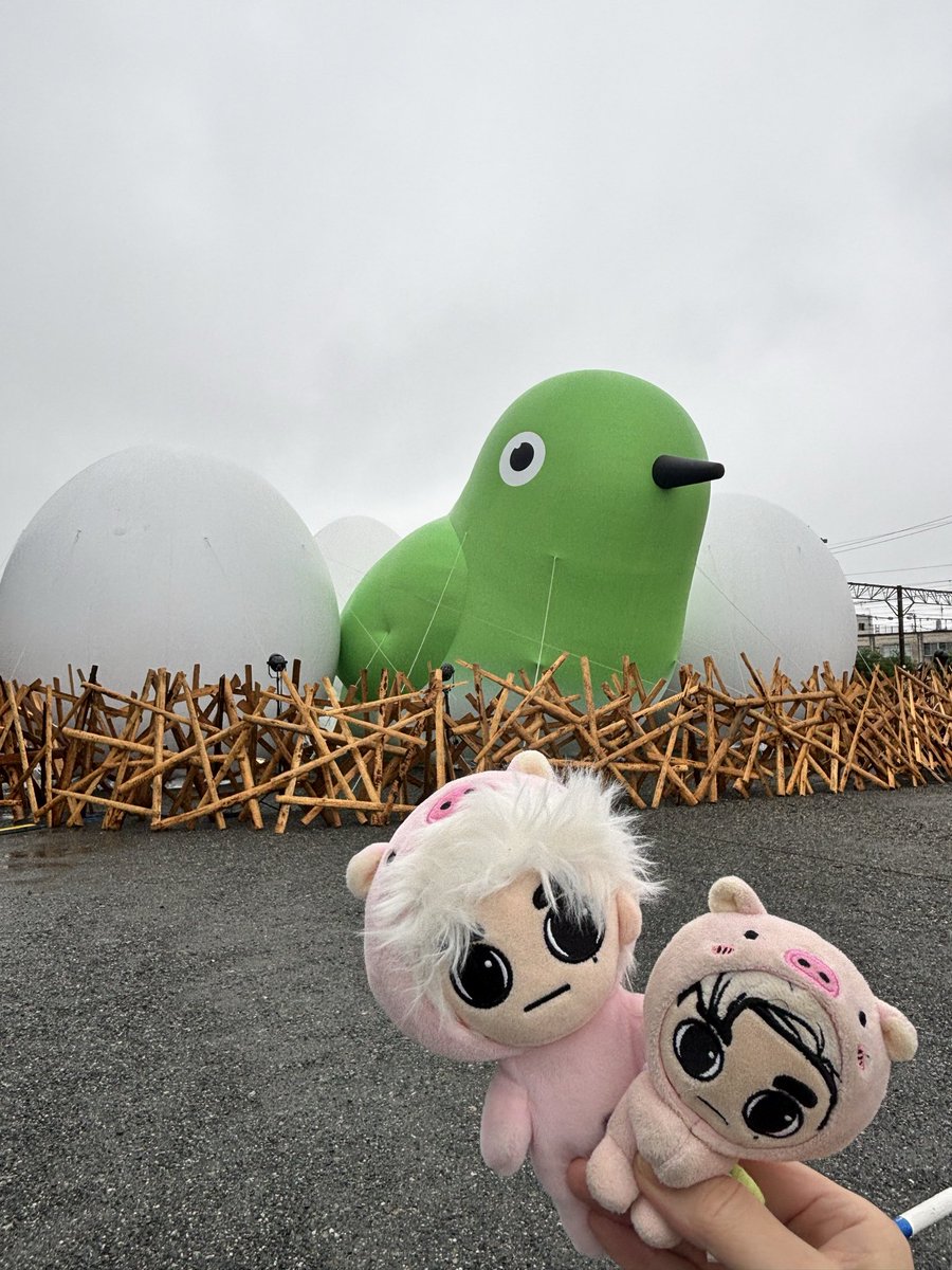 8mayubam's tweet photo. 今日、時間あったから鳥栖駅前で大きなメジロさんに会ってきた🐥
夜はライトアップされるみたい!
#TOSUNESTIVAL
#agase #GOT7
https://t.co/I2dFxkjQQh https://t.co/mm7VWzglZZ