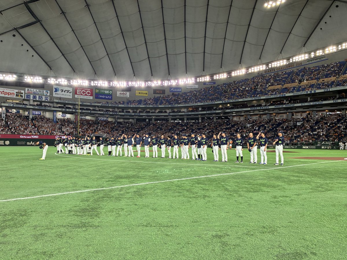 swallowspr's tweet photo. 本日は東京ドームでの今シーズン最終戦でした。
試合後にスタンドのファンの皆さまへ石川投手を前にしてご挨拶。
今シーズンもたくさんのご声援ありがとうございました。

#swallows #燕心全開 https://t.co/HTfLW7X5xG