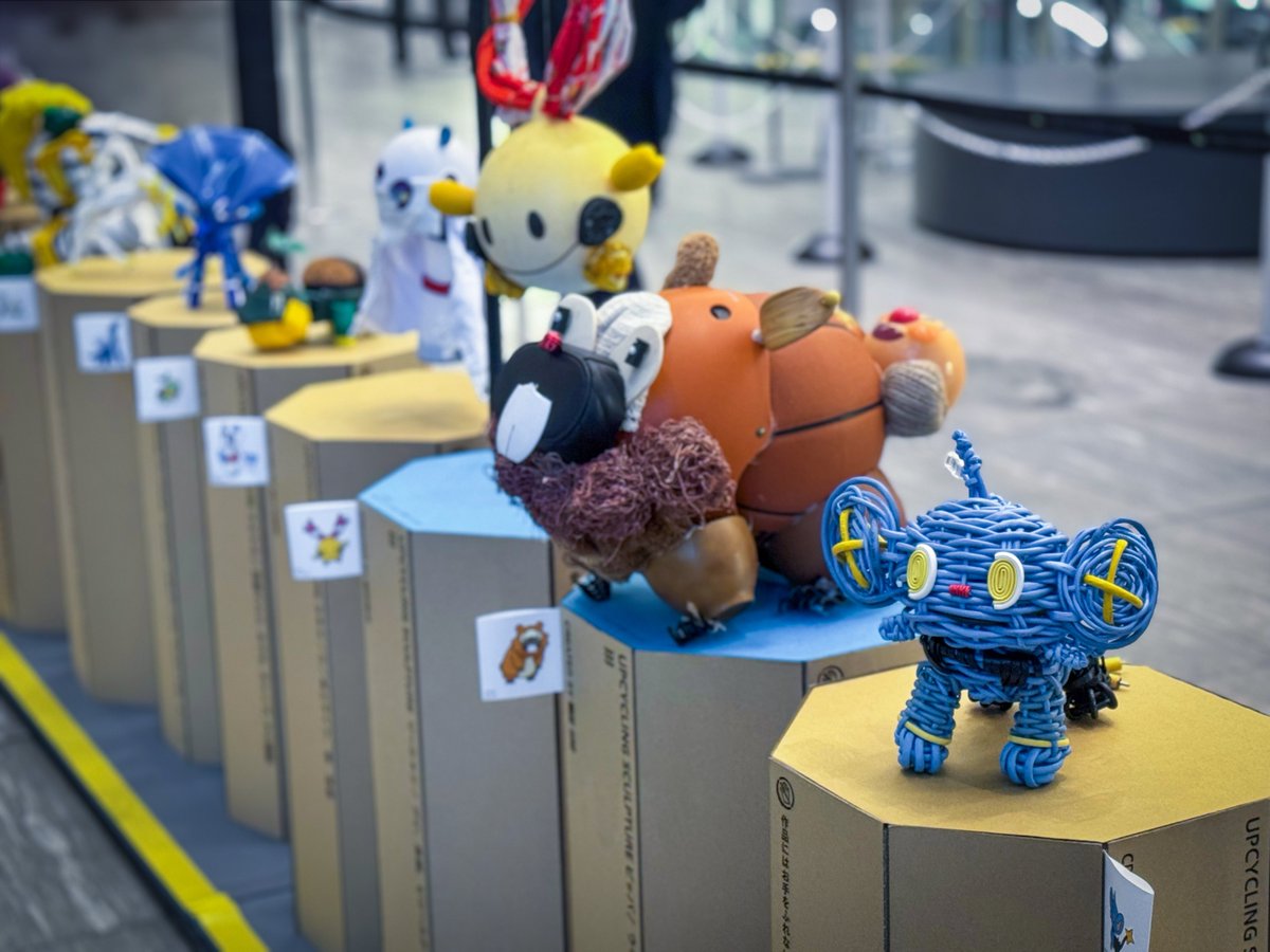 jeadoredisney's tweet photo. 東京ミッドタウン八重洲❝ポケモンと考える アート・環境教育展 in 八重洲❞

多摩美術大学が共催する，アートを通じてごみ問題や環境課題を学ぶ教育展で，美大生が制作した53体の“POKÉMON UPCYCLE SCULPTURE”は，不用品や廃材，佐賀県に漂着した海洋プラスチックごみなどを再利用して作られています🤯 https://t.co/43DmIfcNx5